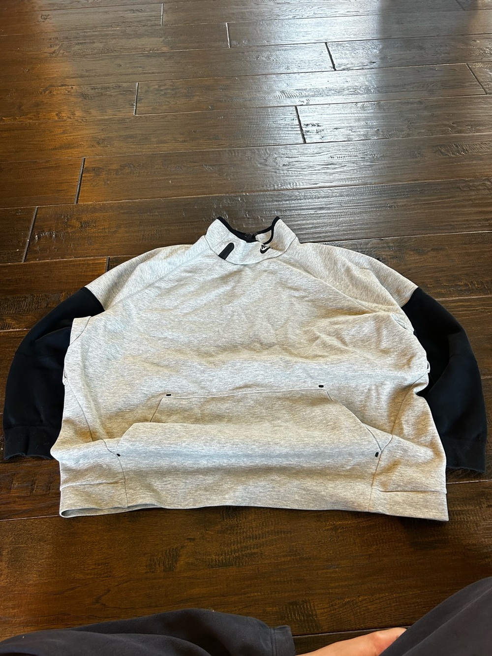 Nike Men's Gray and Black Crewneck Pullover Sweatshirt